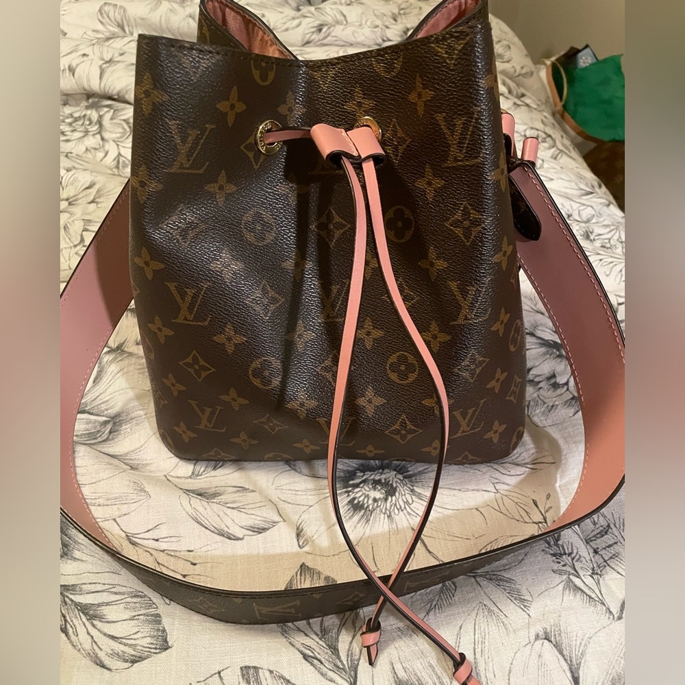 Boutique purse. Beautiful! Brown and they baby pink.